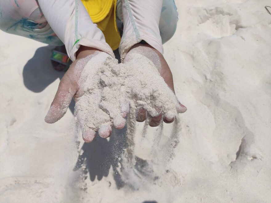 ラチャ島のビーチの砂すっごいサラサラ